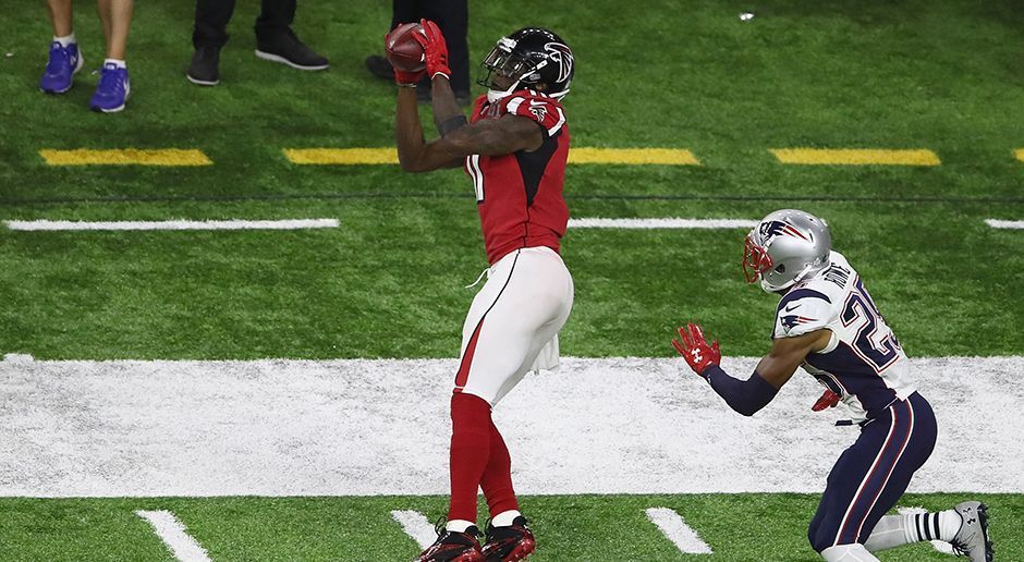 
                <strong>Julio Jones bleibt im Durchschnitt unter 100 Receiving-Yards</strong><br>
                Die Atlanta Falcons werden auch in der Saison 2017 wieder eine geballte Offensiv-Power aufs Feld bringen. Besonders Julio Jones wird wieder für einige spektakuläre Catches sorgen. Dass der Wide Receiver seinen Durchschnitt von über 100 Receiving-Yards pro Spiel auch die fünfte Saison in Folge halten kann, dürfte jedoch unwahrscheinlich sein. Grund: Mit Devonta Freeman und Tevin Coleman kann die Franchise ebenso auf ihr Laufspiel setzen. Besonders zum Ende der vergangenen Saison zeigte sich, dass sich Jones Receiving-Yards durch die vermehrte Einbindung der Running Backs verringerten.
              