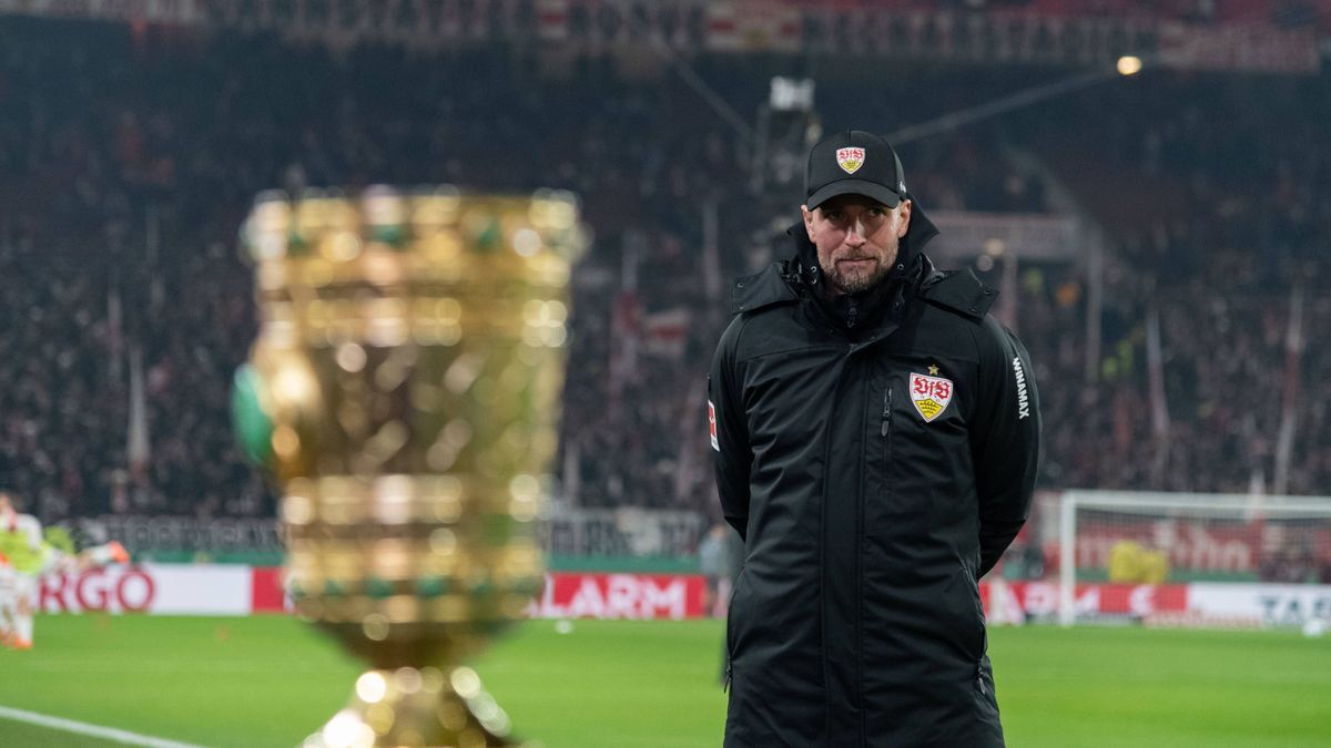 Sebastian Hoeness, Trainer (VfB Stuttgart, Cheftrainer) im Vordergrund der DFB-Pokal GER, VfB Stuttgart vs. FC Augsburg, Fussball, Herren, DFB-Pokal, Viertelfinale, Spielzeit 2024 2025, 04.02.2025,...