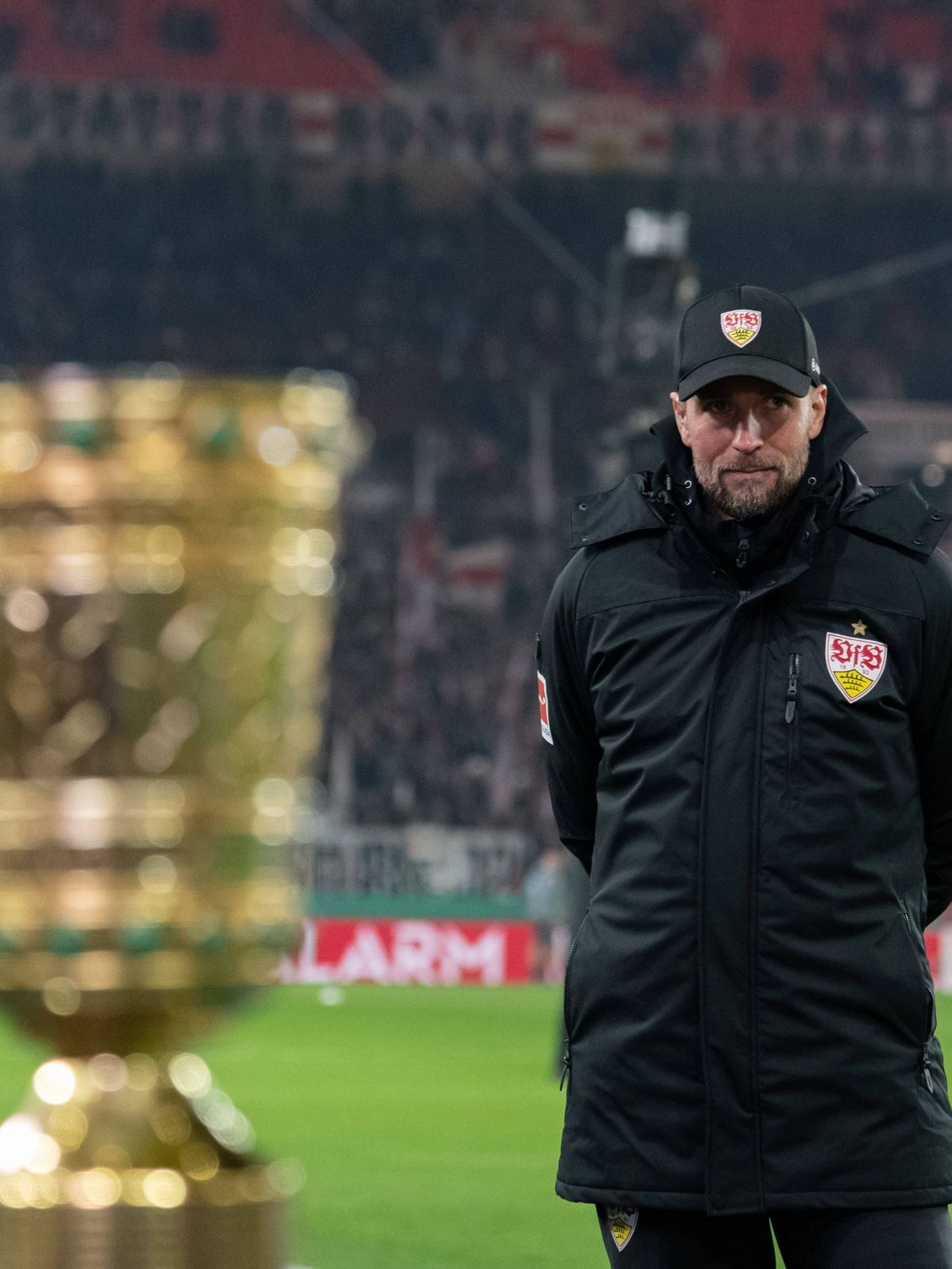 Sebastian Hoeness, Trainer (VfB Stuttgart, Cheftrainer) im Vordergrund der DFB-Pokal GER, VfB Stuttgart vs. FC Augsburg, Fussball, Herren, DFB-Pokal, Viertelfinale, Spielzeit 2024 2025, 04.02.2025,...