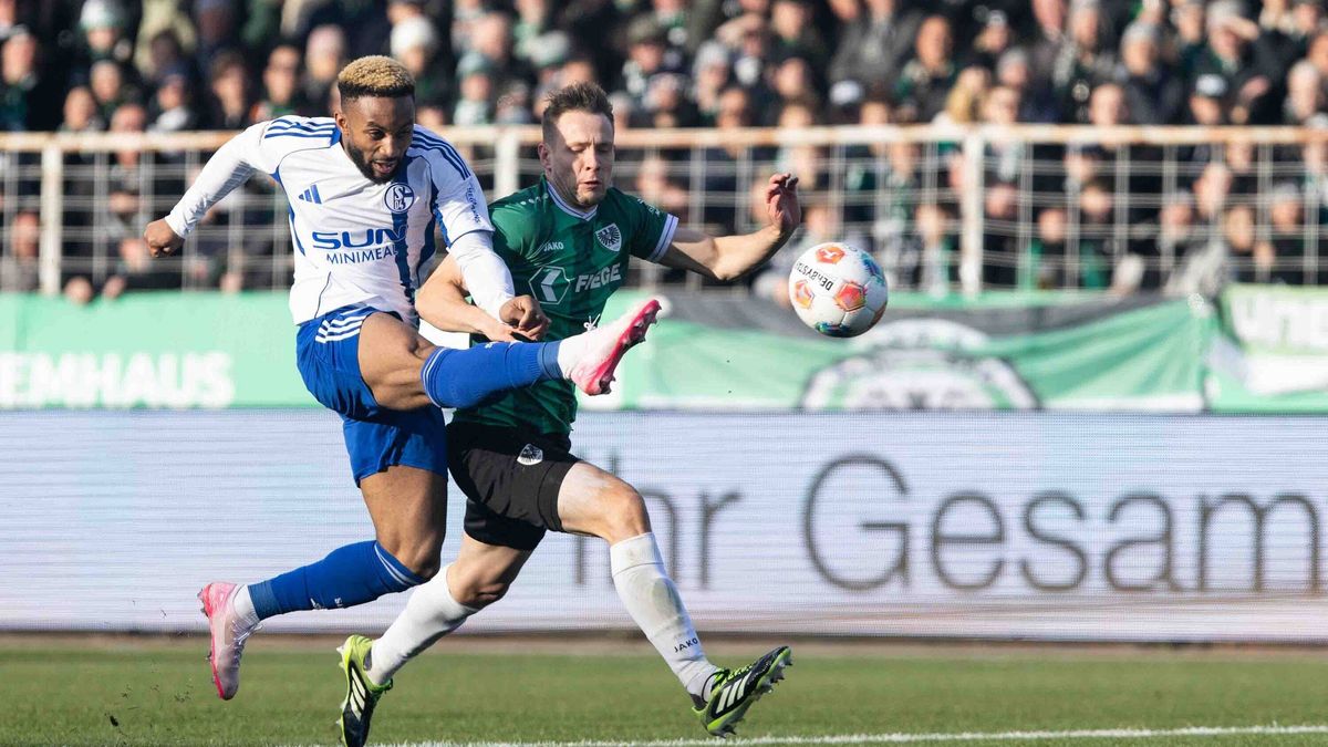 2. Fußball Bundesliga: SC Preußen Münster - FC Schalke 04; 22.11.2025 Moussa Sylla (FC Schalke 04, 9), Paul Jaekel (SC Preußen Münster, 3) 2. Fußball Bundesliga 13. Spieltag: SC Preußen Münster - F...