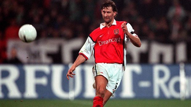 
                <strong>Tony Adams (Trunkenheit am Steuer)</strong><br>
                Tony Adams ist eine Abwehr-Legende beim FC Arsenal. 1996 bekannte sich Adams öffentlich zu Alkohol-Problemen, nachdem er mehrfach in Schlägereien involviert war und betrunken Auto fuhr. 1990 wurde er wegen Trunkenheit am Steuer zu einer dreimonatigen Haftstrafe verurteilt.
              