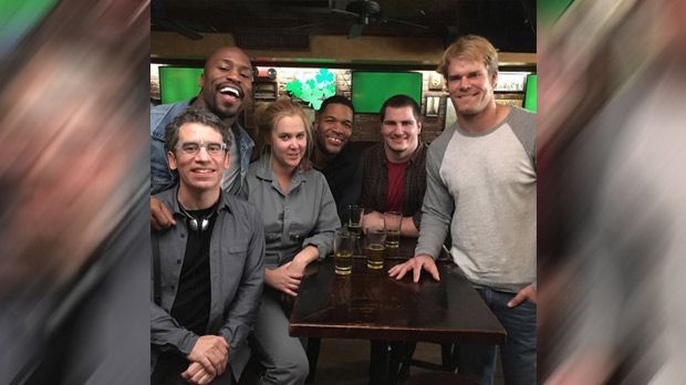 
                <strong>Greg Olsen schaut in TV-Show vorbei</strong><br>
                Gesellige Runde mit NFL-Stars: Greg Olsen (re.) von den Carolina Panthers war gemeinsam mit Tommy Bohanon (2. v. re.) von den New York Jets und NFL-Champion Vernon Davis (2. v. li.) zu Gast in einer TV-Show von Comedian Amy Schumer. Danach trafen sich die harten Kerle zum Umtrunk.
              