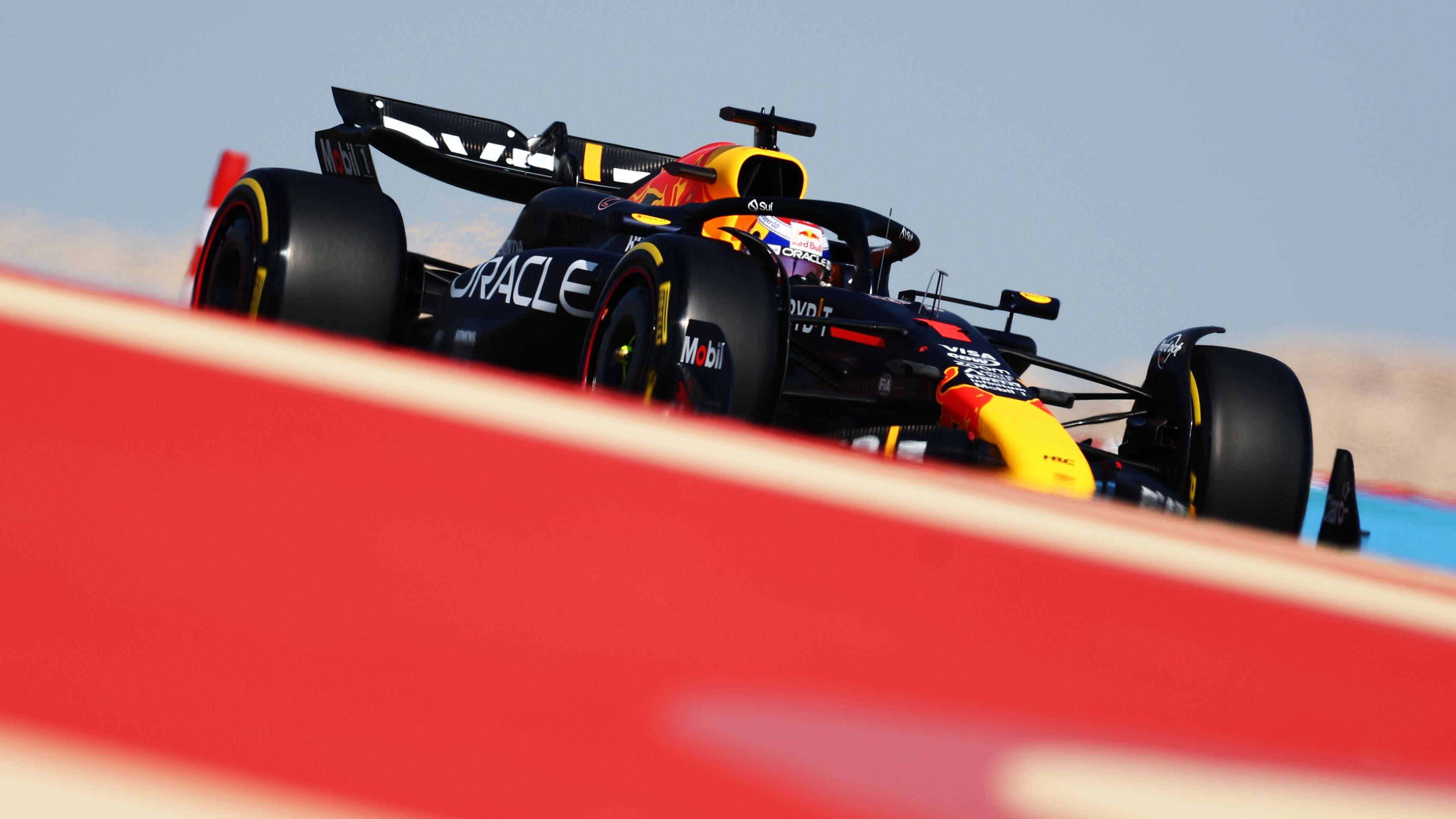 <strong>Verstappen gewinnt alle Rennen<br></strong>Dreimal wurde Max Verstappen in der Vorsaison von der Konkurrenz geschlagen - für den Niederländer dreimal zu viel. Diese "Schmach" kann er so natürlich nicht stehen lassen. Wie gut, dass Red Bull erneut das mit Abstand beste Auto im Feld hat. Damit gewinnt Verstappen alle 24 Rennen - ein absolutes Novum in der Geschichte der Formel 1.