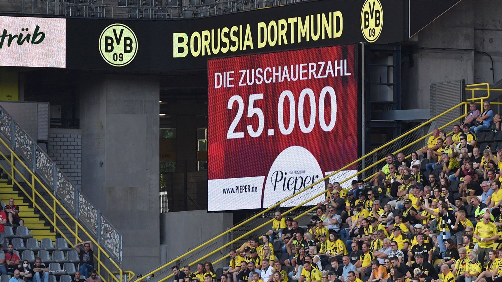 
                <strong>Die geplante Auslastung der Bundesliga-Stadien</strong><br>
                Endlich ist es so weit, die Zuschauer kehren in die Stadien zurück! Beim Supercup zwischen Borussia Dortmund und dem FC Bayern München (ab 19 Uhr live in SAT.1 und im Liveticker auf ran.de) sind 25.000 Zuschauer im Signa Iduna Park zugelassen. Die Besonderheit: Der BVB verteilt dabei nur höchstens 1.000 Tickets an Fans mit negativen Coronatests, die restlichen 24.000 müssen entweder eine vollständige Impfung oder eine Genesung vorweisen können. Wie sah es am Wochenende in den anderen deutschen Spielstätten aus? ran gibt in der Galerie einen Überblick und erklärt, unter welchen Voraussetzungen der Stadionbesuch möglich ist.
              