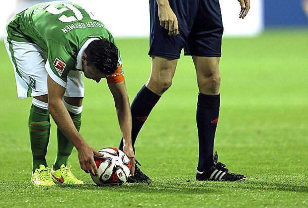 
                <strong>Junuzovic erklärt sein Freistoß-Geheimnis</strong><br>
                Doch wie lautet das Erfolgsgeheimnis des Meisters der ruhenden Bälle? Noch bevor er sich den Ball zurechtlegt, überzeugt er sich davon, ob der Rasen an jener Stelle noch eben und gut ist.
              