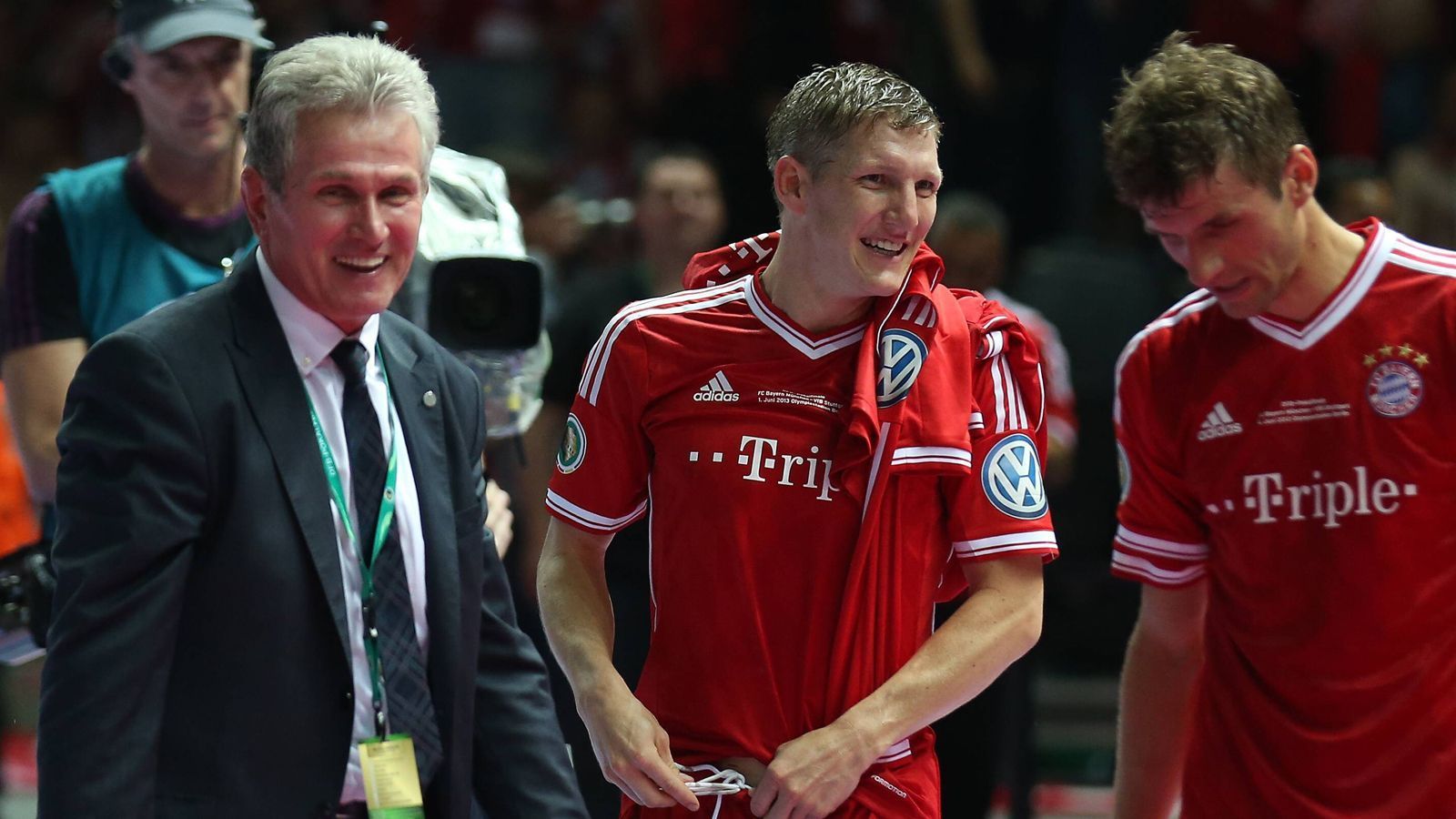 
                <strong>Liebeserklärung</strong><br>
                Heynckes hat Eindruck hinterlassen, auch bei seinen ehemaligen Spielern. Zum 75. schrieb Bastian Schweinsteiger dem Jubilar einen Brief, eine Liebeserklärung für "die schönsten Jahre meiner Karriere". 
              