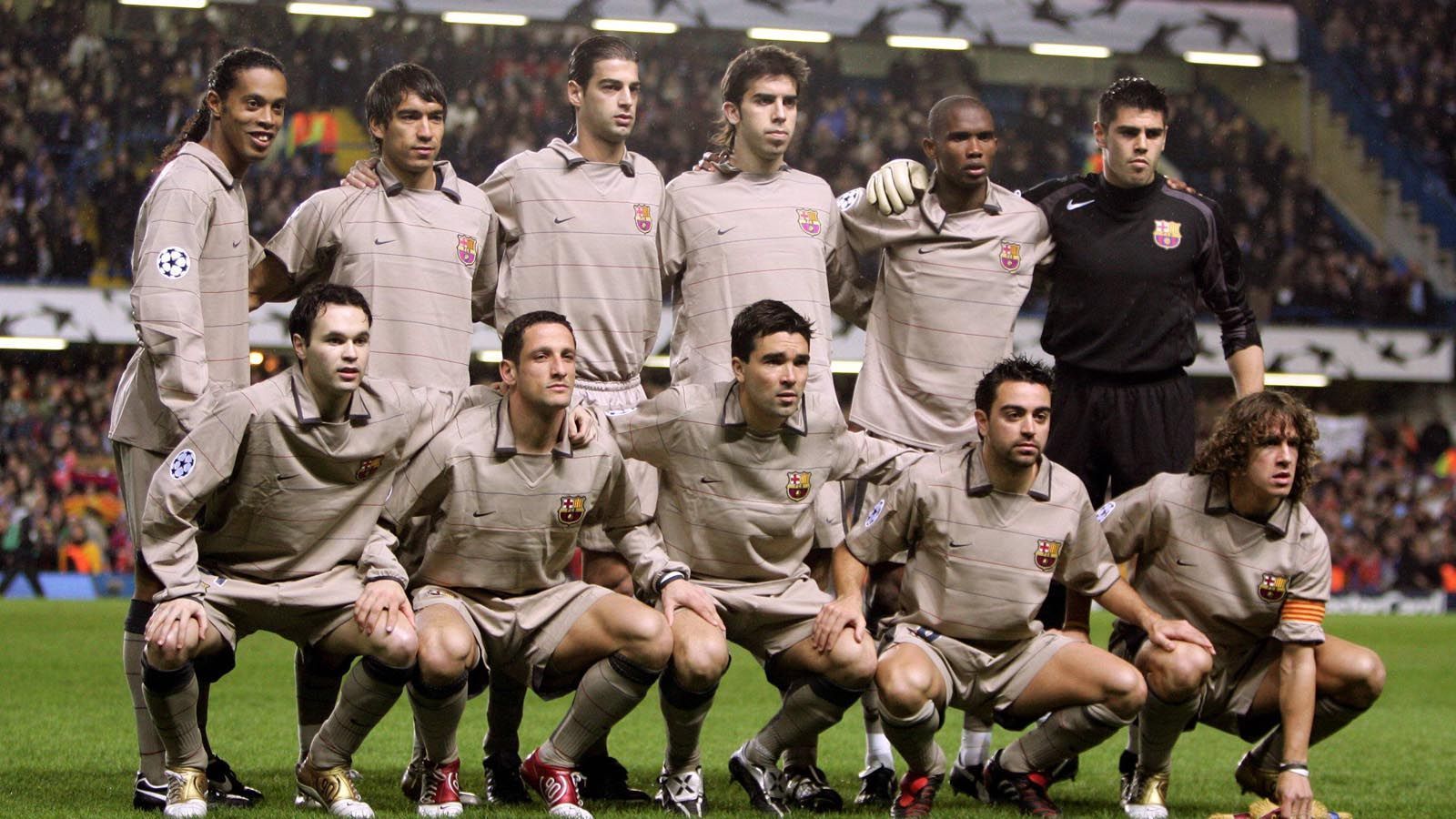 
                <strong>Barca mit Star-Auswahl und "schicken" Trikots</strong><br>
                Doch die prägenden Figuren im Barca-Spiel vor Messi sind Ronaldinho (oben links), Xavi (unten, 2 v. r.) und Carlos Puyol (unten rechts). Damals spielt Barca noch ohne Trikotsponsor, wie es in den Vereinsstatuten vorgesehen ist. Die Trikotfarbe ist natürlich Geschmackssache. 
              
