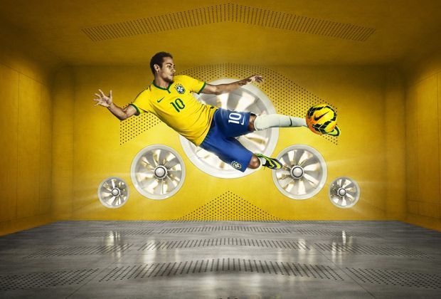 
                <strong>Brasiliens WM-Trikot</strong><br>
                Jetzt ist das Geheimnis gelüftet - mit diesem Outfit wird Gastgeber Brasilien bei der Heim-WM im kommenden Jahr auflaufen. Stürmerstar Neymar zeigt sich begeistert: "Für mich und meine Teamkollegen ist es eine Ehre, die "Amarelinha" tragen zu dürfen"
              