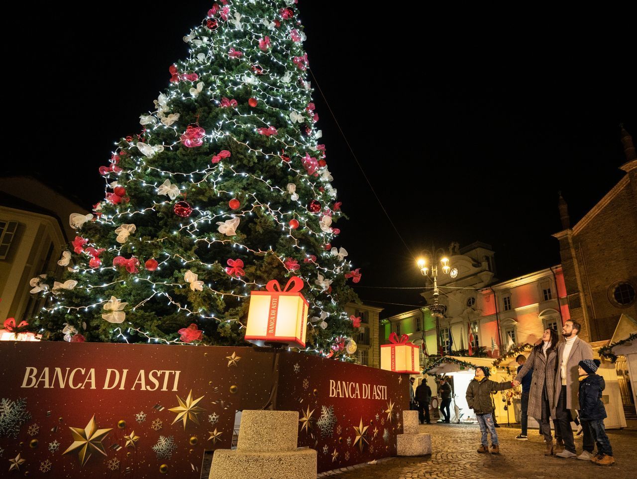 Platz 9: Das kleine Dörfchen Govone beherbergt den wohl schönsten Weihnachtsmarkt Italiens. Der "Magico Paese di Natale" verwandelt den kompletten Ort in ein Winterwunderland mit vielen Ständen und Attraktionen.
