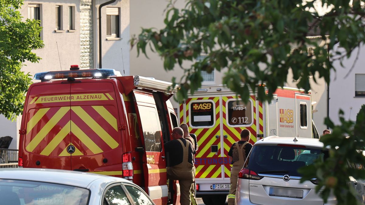 Einsatzkräfte stehen vor einem Haus im Landkreis Aschaffenburg.