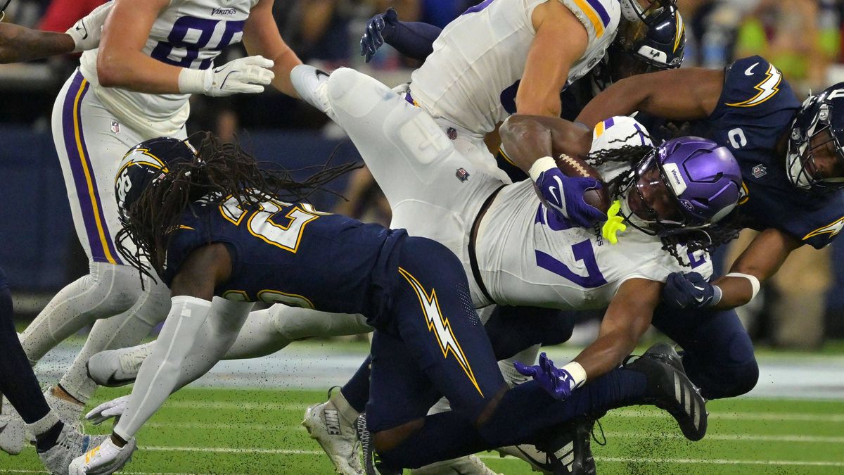 NFL, American Football Herren, USA Minnesota Vikings at Los Angeles Chargers Oct 23, 2025; Inglewood, California, USA; Minnesota Vikings running back Jordan Mason (27) rushes the ball against the L...
