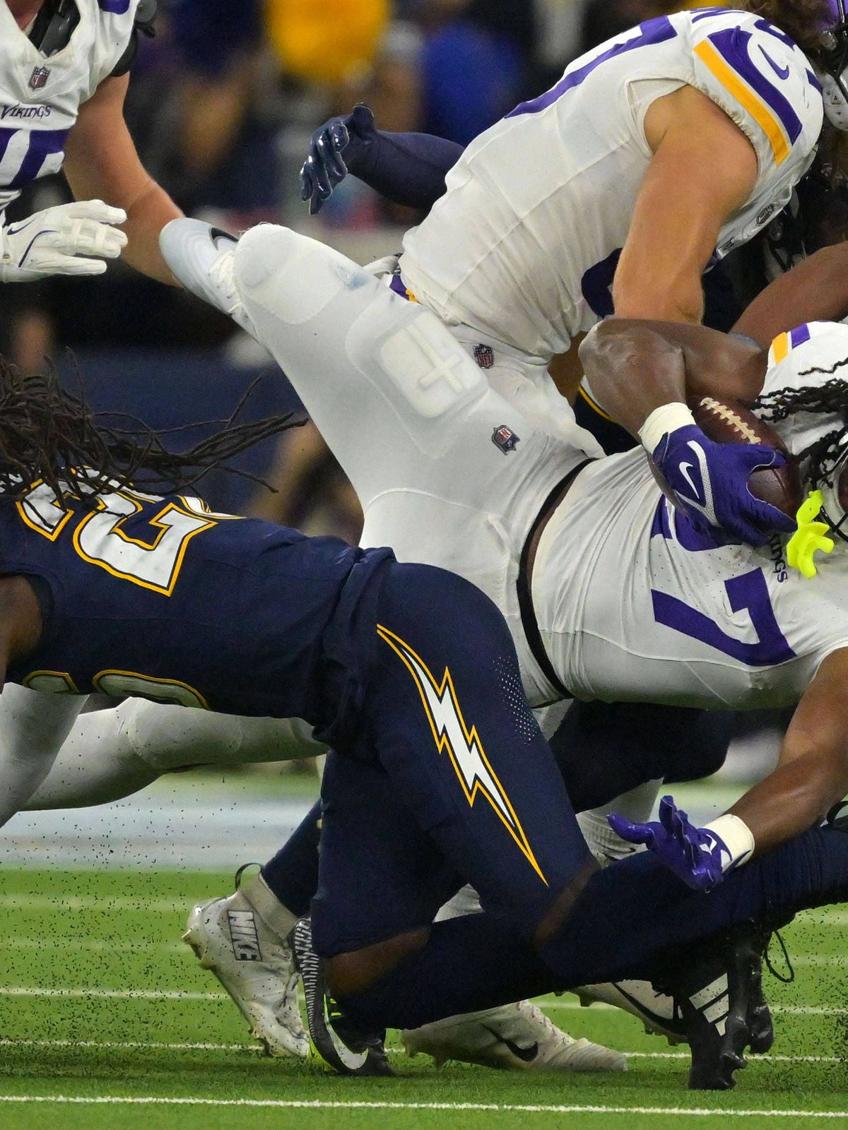 NFL, American Football Herren, USA Minnesota Vikings at Los Angeles Chargers Oct 23, 2025; Inglewood, California, USA; Minnesota Vikings running back Jordan Mason (27) rushes the ball against the L...