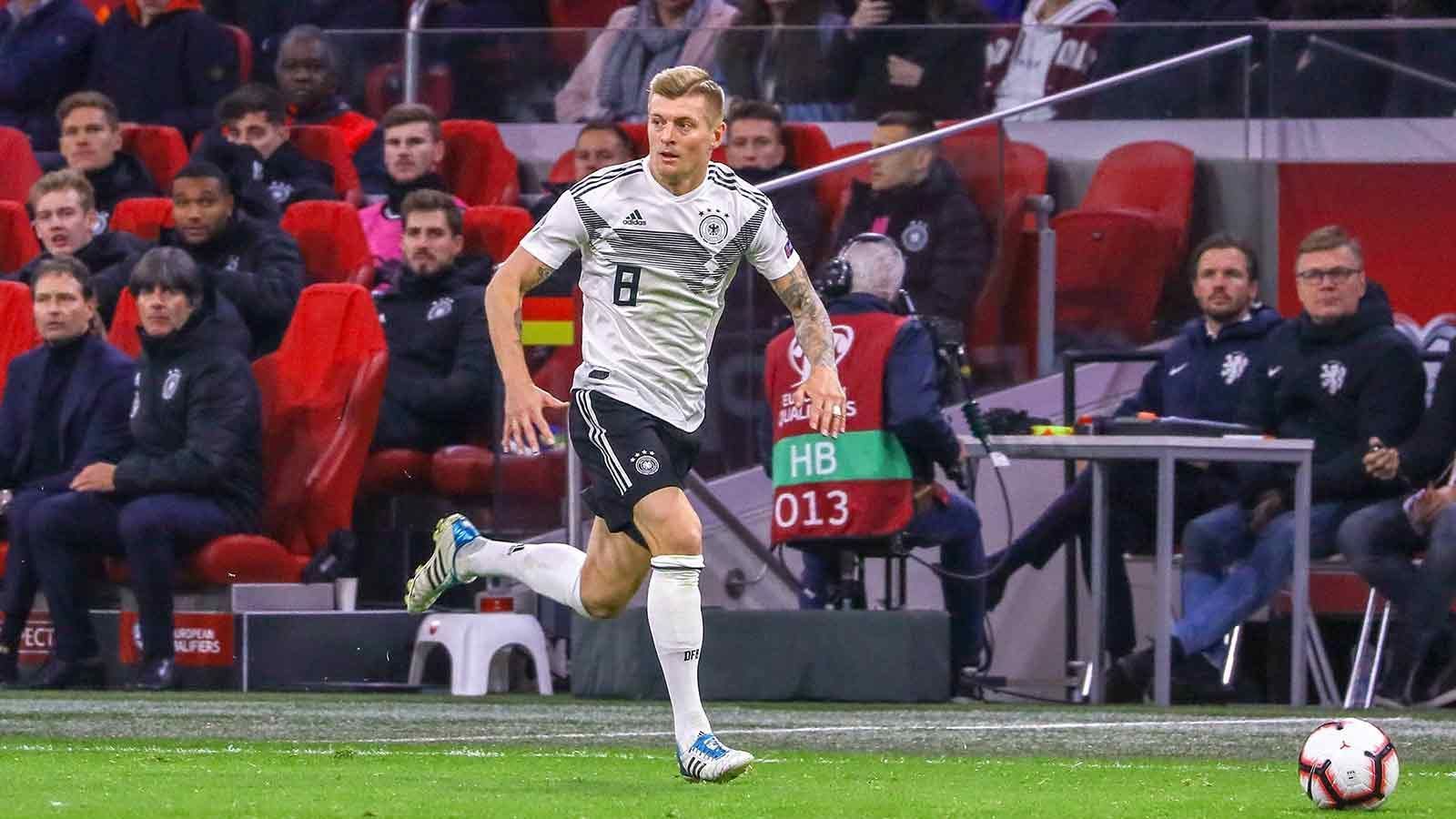 
                <strong>Toni Kroos</strong><br>
                Der Routinier bringt Struktur ins Spiel und wird auch häufig gesucht. Beinahe müßig zu erwähnen: Die Pässe kommen wie an der Schnur gezogen an. Das 1:0 leitet Kroos mit einer überraschenden Tempoverschärfung und seinem optimal getimten Zuspiel auf Schulz ein. In der Abwehrschlacht, zu der die zweite Hälfte teilweise mutiert, arbeitet er auch gut zurück. ran-Note: 2
              