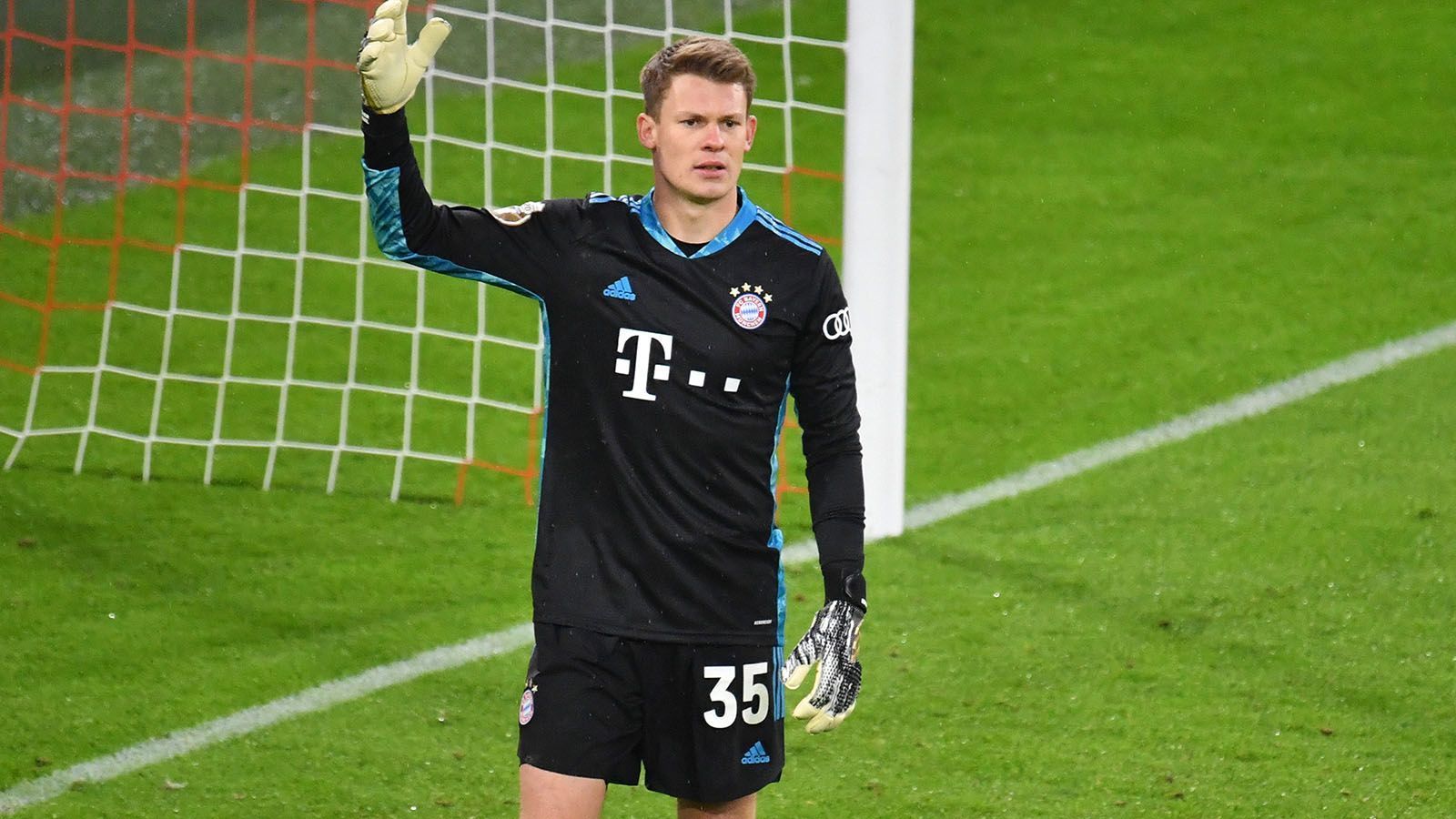 
                <strong>Alexander Nübel (2020/21 vom FC Schalke 04)</strong><br>
                Bis heute haben nur Wenige den Wechsel von Alexander Nübel zum FC Bayern verstanden. Der junge Torhüter musste wissen, dass es an Nationaltorwart Manuel Neuer kein Vorbeikommen gibt. Um Spielpraxis zu sammeln, folgte im Sommer 2021 eine Leihe zur AS Monaco. Dort ist der 25-Jährige Stammspieler und zeigt ansprechende Leistungen. Es ist jedoch gut möglich, dass Nübel nicht zum Rekordmeister zurückkehrt, da ein Ende der Ära Neuer noch nicht absehbar ist.
              