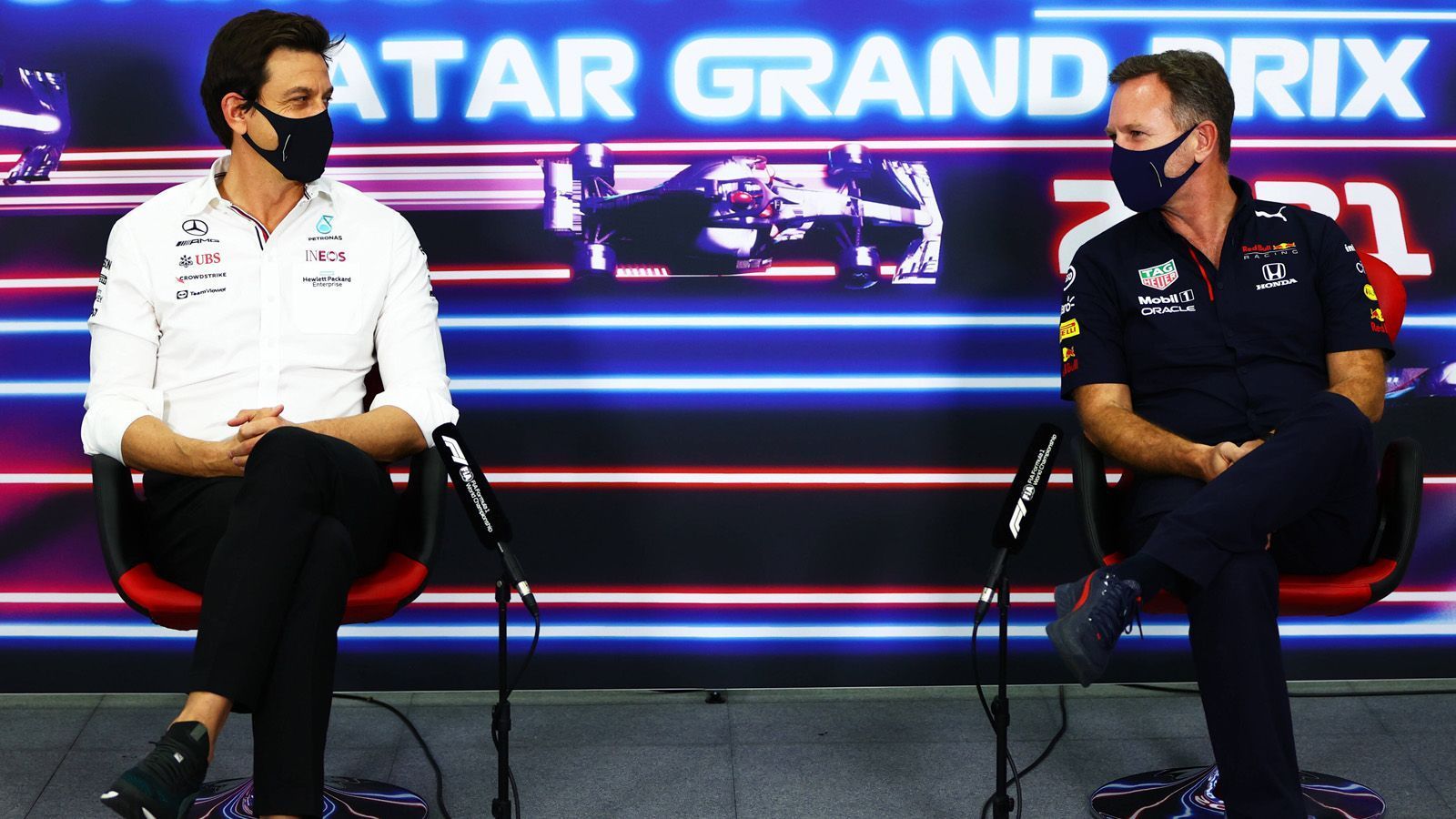 
                <strong>Teamchefs on Fire</strong><br>
                Immer wieder geraten auch die Team-Oberen aneinander. Das ist durchaus skurril: Während Verstappen und Hamilton vor allem abseits der Strecke respektvoll miteinander umgehen, geht es vor allem die Teamchefs Toto Wolff (Mercedes) und Christian Horner aneinander. Teilweise wird es zwischen den beiden Streithähnen persönlich und schmutzig. Keine Frage: Der Unterhaltungsfaktor ist groß.
              