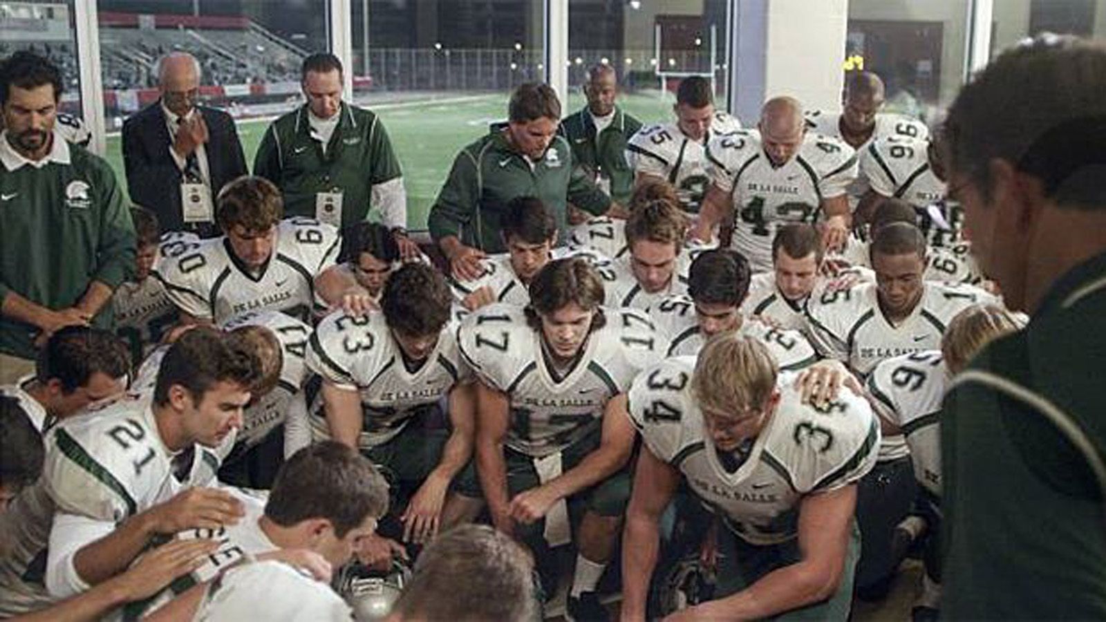 <strong>When the game stands tall (2014)</strong><br>
                Trainer Bob Ladouceur (Jim Caviezel) führt sein High-School-Team von Erfolg zu Erfolg. Mehr als 150 Spiele lang ist die Kombination ungeschlagen. Als nach einer weiteren Saison ein großer Umbruch ansteht, erleidet der Coach einen Herzinfarkt. Doch er gibt nicht auf und kämpft sich zurück.
