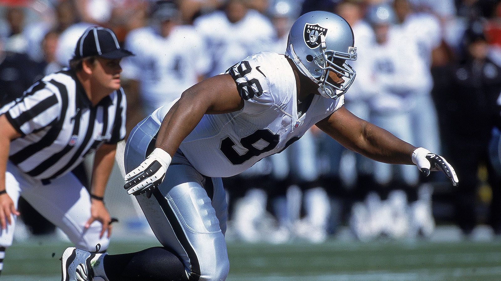 <strong>Darrell Russel (Defensive Tackle, Oakland Raiders): 22 Monate</strong><br>
                Darrell Russell wurde wegen des Verstoßes gegen die Drogenrichtlinien der NFL zunächst vom 2. Januar 2002 bis zum 28. Oktober 2003 gesperrt. 2004 fiel er erneut bei einem Drogentest positiv auf und wurde nach seinem siebten Verstoß lebenslang gesperrt.&nbsp;Am 15. Dezember 2005 kam Russell bei einem Autounfall ums Leben.

