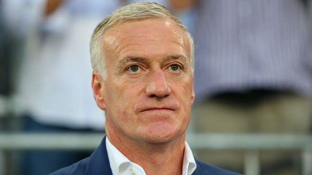 
                <strong>Didier Deschamps (Frankreich)</strong><br>
                Didier Deschamps sollte die französische Nationalmannschaft zum EM-Titel im eigenen Land führen, am Ende reichte es aber nicht ganz. Im Finale zogen Les Bleus gegen Portugal mit 0:1 nach Verlängerung den Kürzeren. Trotzdem blieb Deschamps französischer Nationaltrainer.
              