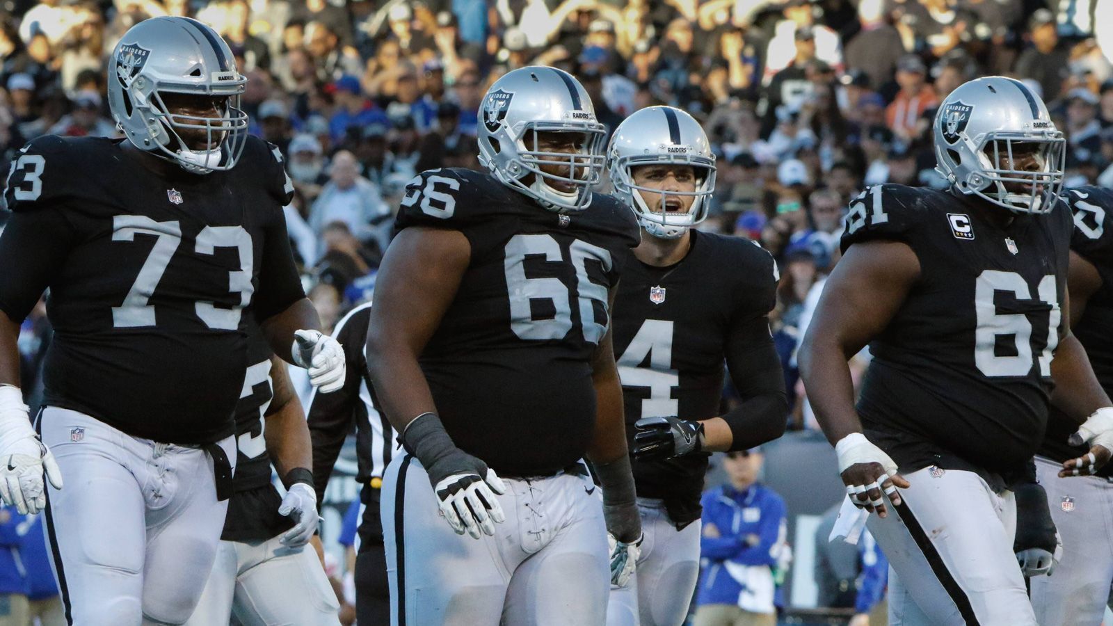 
                <strong>Platz 10: Las Vegas Raiders</strong><br>
                Derrek Carr hatte in seiner Anfangszeit eine der besten Offensive Lines der NFL, ehe die Raiders die Line nach und nach umbauten und so an Qualität einbüßten. In der Mitte stehen Jon Gruden mit Richie Incognito und Rodney Hudson ein dominantes Duo zur Verfügung, die gemeinsam in der vergangenen Spielzeit nur einen Sack zuließen. Der ehemalige Patriots-Tackle, Trent Brown, bietet Carr auf der rechten Seite ebenfalls einen soliden Schutz. Auf der Blind Side geht der ehemalige Erstrunden-Pick Kolton Miller in sein drittes Jahr. Sollte Miller sich nach einer durchwachsenen Saison steigern, ist für Las Vegas mehr als Platz 10 in dieser Liste drin. 
              