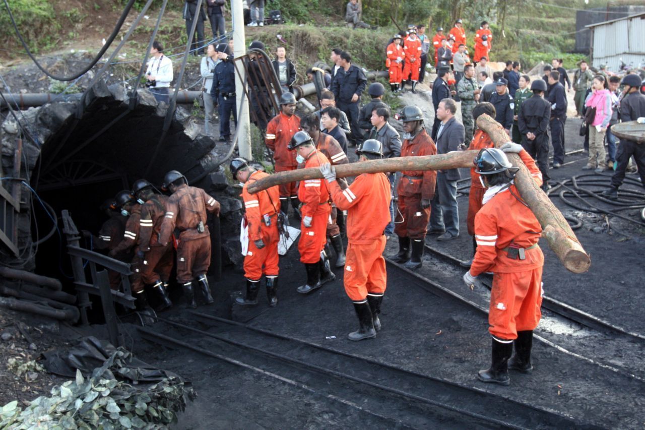 November 2011 - Shizong (China): Unfälle in Gruben in China sind keine Seltenheit. Hier steigen Rettungskräfte nach einer Gasexplosion in den Schacht der Mine.