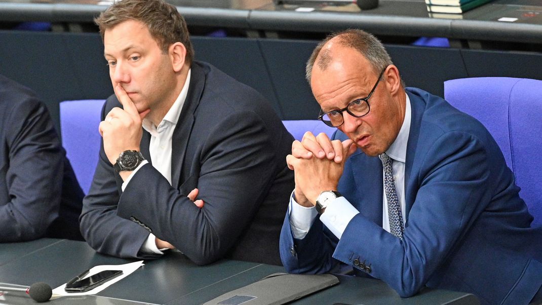 Bundeskanzler Friedrich Merz (rechts) sitzt neben Finanzminister Lars Klingbeil auf der Regierungsbank im Bundestag.