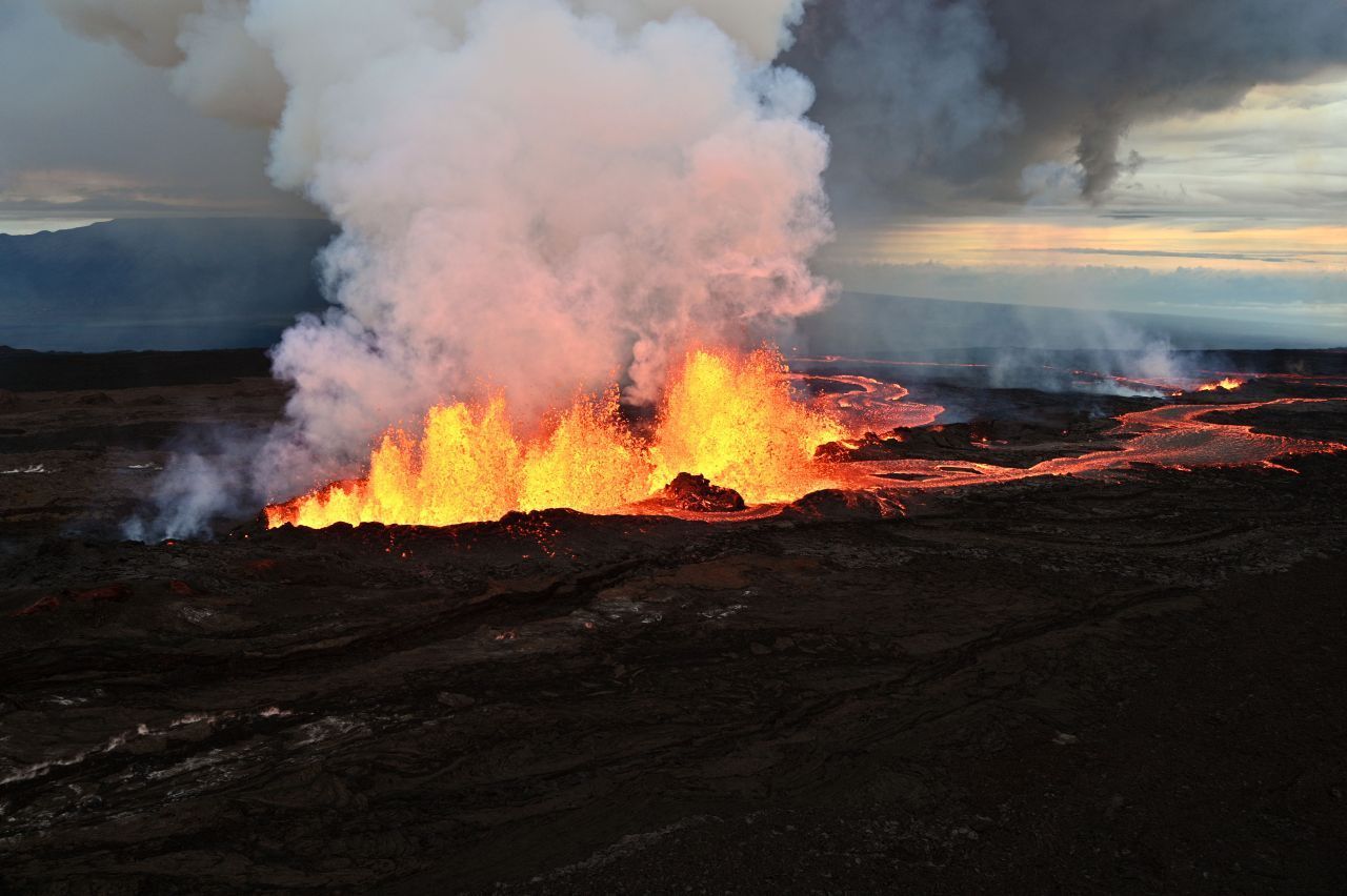 Die Fontänen aus Lava hatte eine Höhe von 20 bis 25 Metern. Zusätzlich stieg eine Gas-Fahne aus den Spalten auf und verdeckte teilweise den Vulkan.