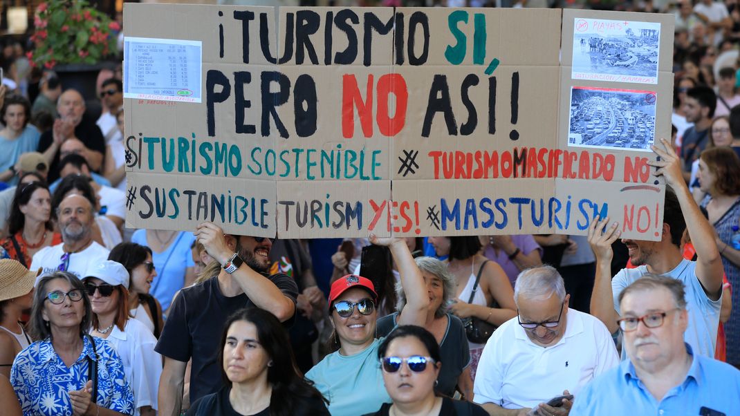 Einheimische wie hier auf Mallorca gehen immer wieder auf die Straßen und protestieren gegen zu viele Tourist:innen in ihrer Heimat.