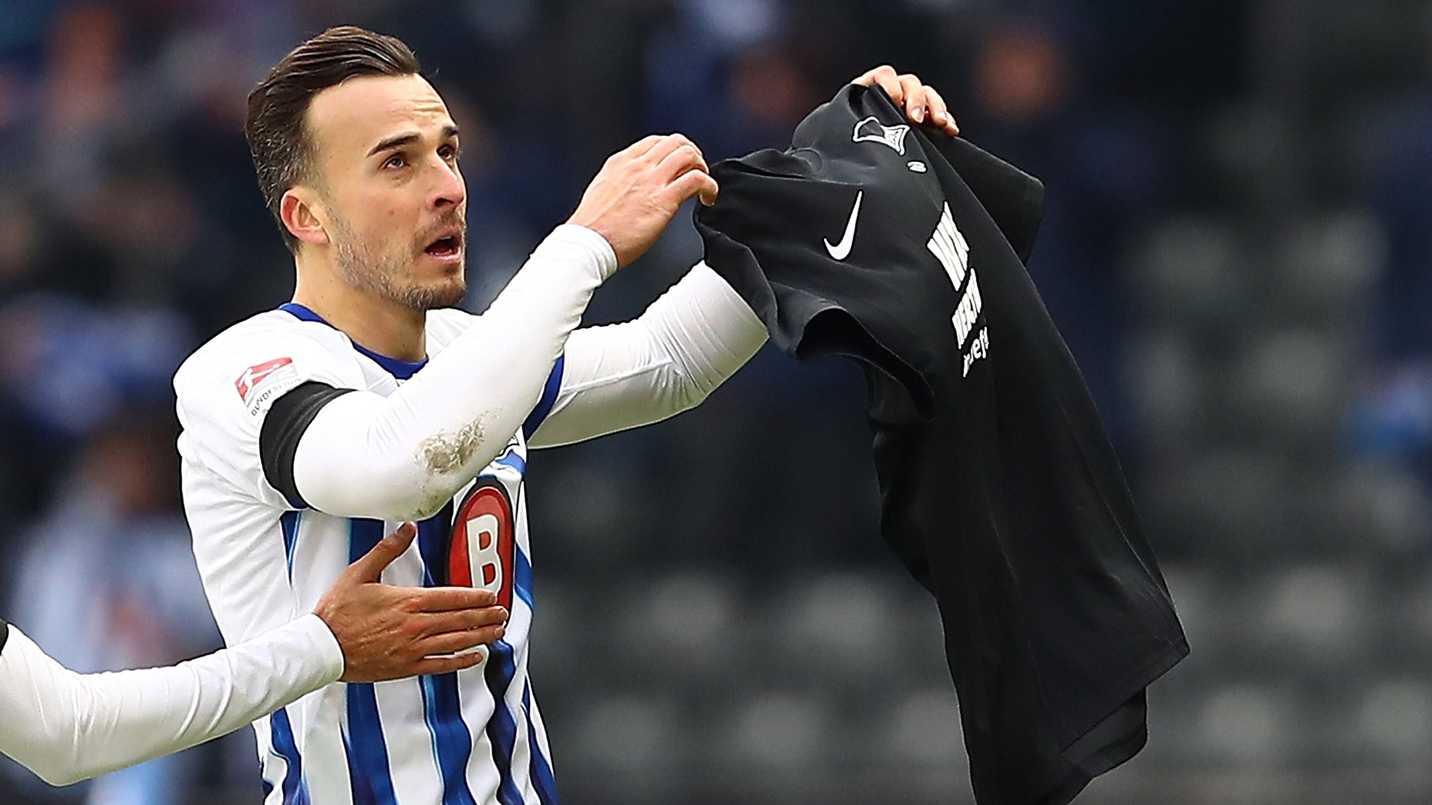 <strong>Tabakovic jubelt mit Gedenk-T-Shirt</strong><br>Im Spiel erzielte Hertha-Stürmer Haris Tabakovic nach einer halben Stunde den Treffer zum 1:0 und jubelte anschließend mit einem Gedenk-T-Shirt zu Ehren Bernsteins. Gänsehaut.