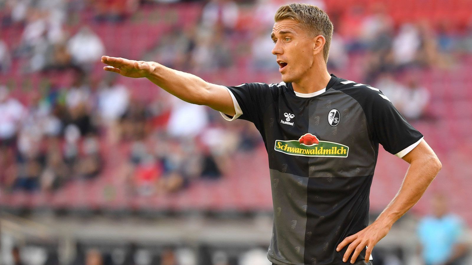 
                <strong>Nils Petersen</strong><br>
                "Es sind jetzt andere Menschen die Stars, das ist doch auch mal schön." - Der Stürmer des SC Freiburg mit einem Statement über die Corona-Zeit.
              