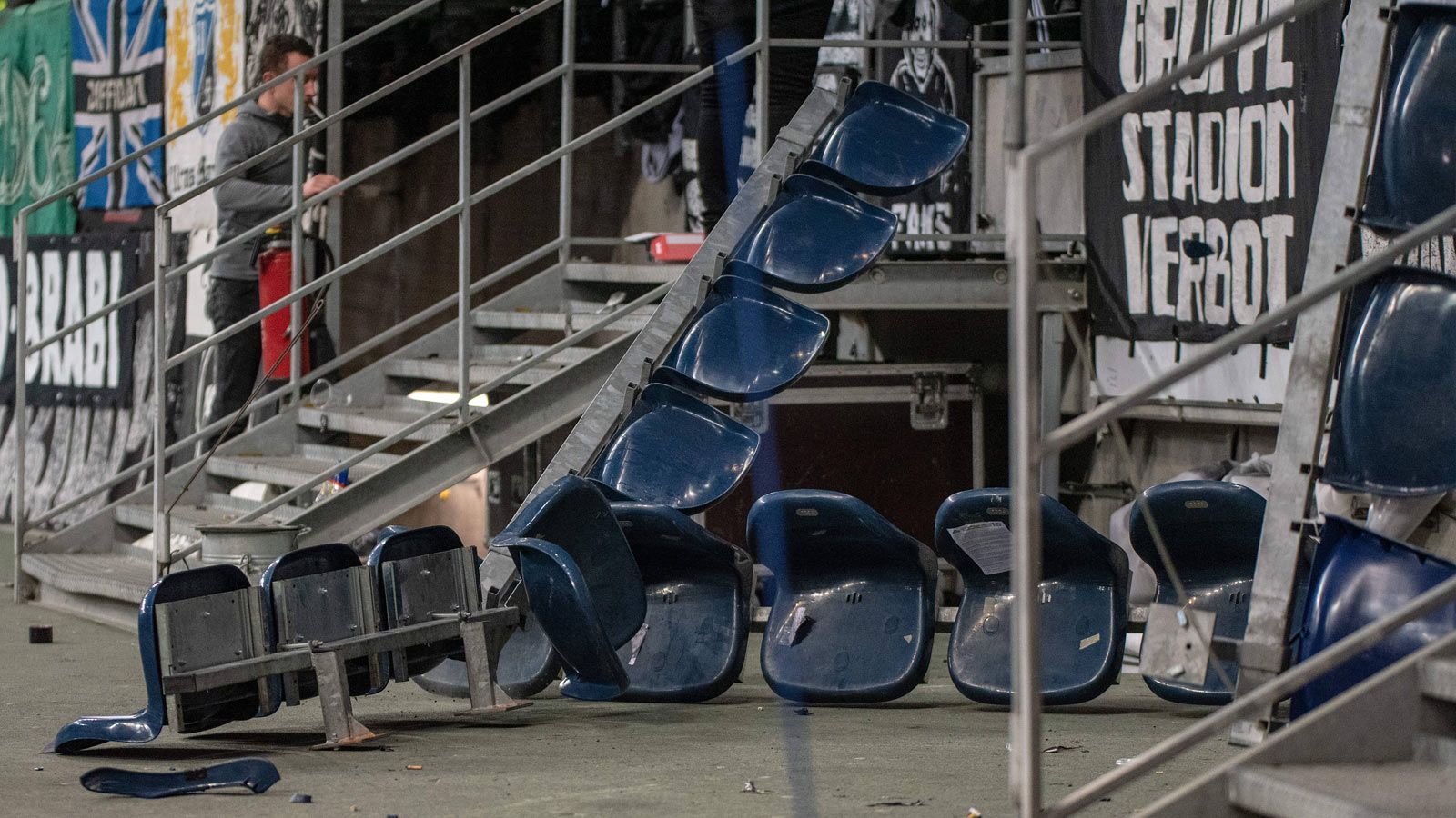 
                <strong>SGE-Fans sorgen selbst für Stehplätze</strong><br>
                Eigentlich sind Stehplätze bei Europapokal-Spielen aus Sicherheitsgründen nicht gestattet. Kein Problem für die Eintracht-Ultras. Sie rissen die Sitzschalen kurzerhand raus und warfen sie in den Innenraum.
              