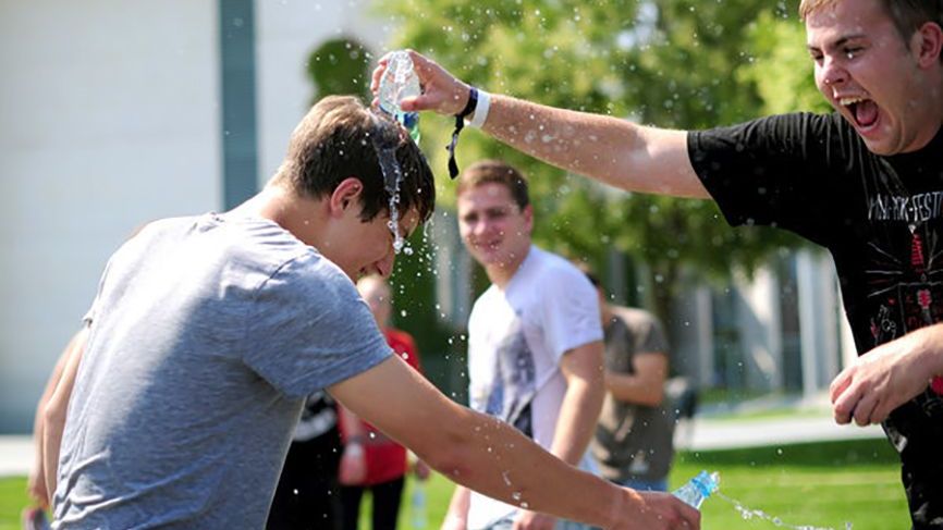 In manchen polnischen Regionen sollte man am Ostermontag besser aufpassen! Am "Tag des Wassergießens" werden Passant:innen eiskalt nassgemacht. Das soll die Leute nicht nur erfrischen, sondern auch Glück bringen.