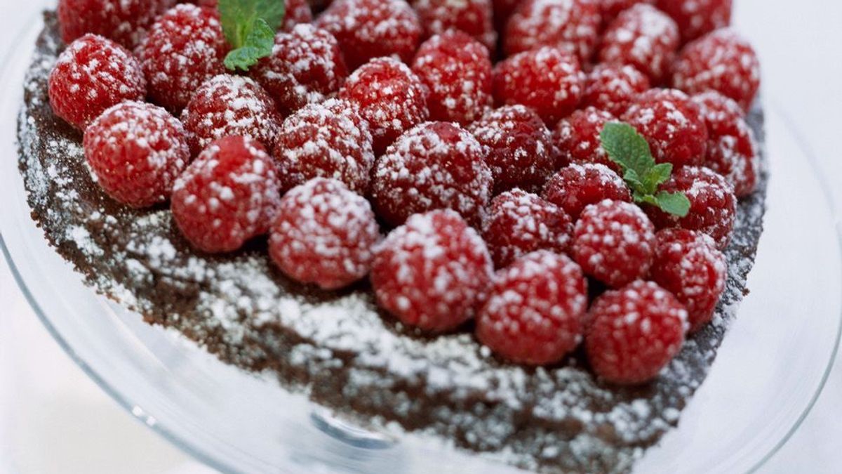 Enie backt: Rezept-Bild Schokoladenherz mit Himbeeren