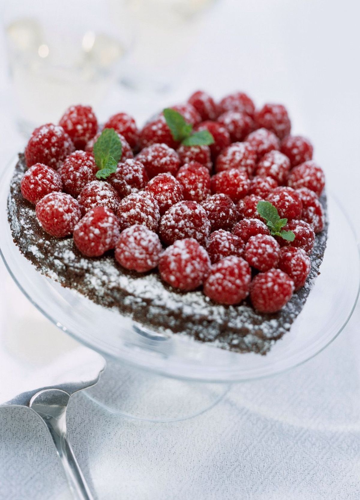 Enie backt: Rezept-Bild Schokoladenherz mit Himbeeren