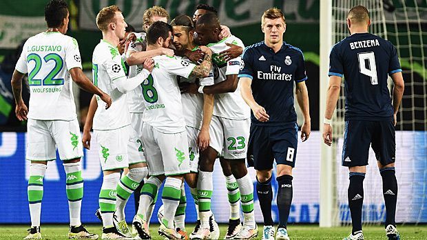 
                <strong>VfL Wolfsburg gegen Real Madrid 2015/2016</strong><br>
                In der Champions League sind die "Wölfe" besonders bissig. Der VfL Wolfsburg steht erstmals in der K.o.-Phase der Königsklasse und bringt sofort einen der ganz Großen ins Wanken. Dank des 2:0 im eigenen Stadion über Real Madrid schnuppern die Niedersachsen am Coup und dem Einzug ins Halbfinale. Grund genug für ran.de, sich auf die Suche nach den größten Sensationen in den K.o.-Runden der Champions League zu begeben.
              