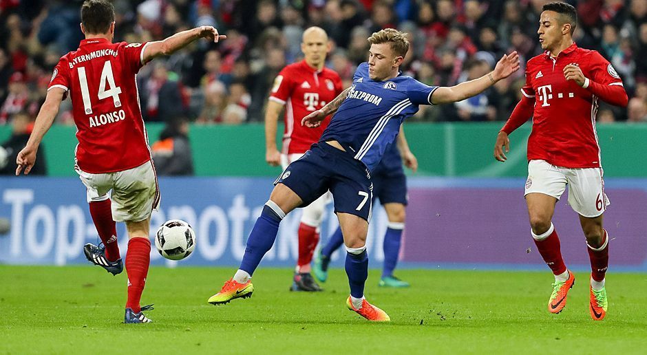 
                <strong>Max Meyer (FC Schalke 04)</strong><br>
                Max Meyer (FC Schalke 04): Zeigt sich bemüht, Struktur in das Spieler der Schalker zu bekommen. Oft ohne wache Mitspieler. Darf wohl aus Mitleid in der Halbzeit in der Kabine bleiben. ran-Note: 4,5
              