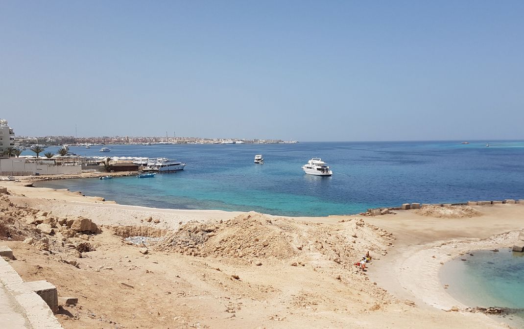 Der Badestrand von Hurghada ist bei Tourist:innen beliebt, unweit ereignete sich das Bootsunglück. (Symbolbild)