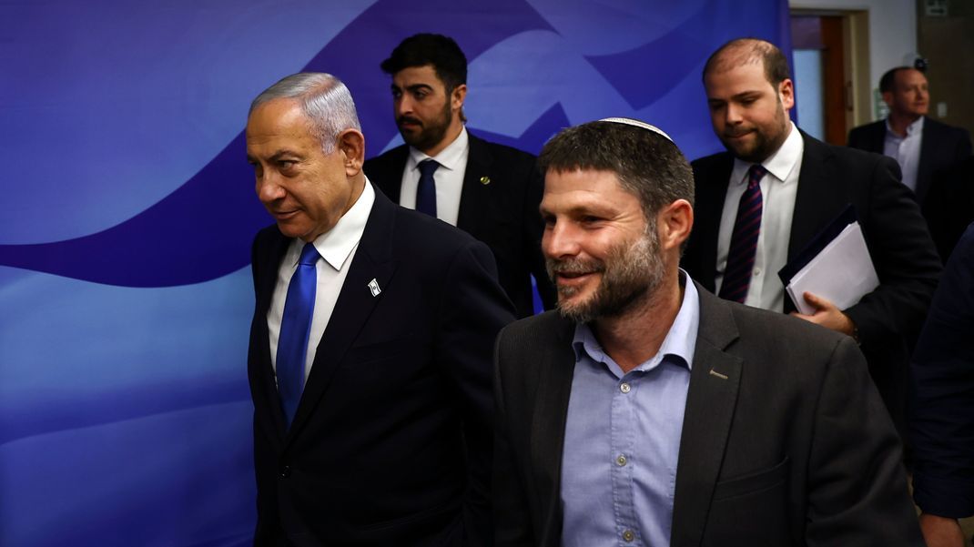Bezalel Smotrich, Finanzminister von Israel, will die palästinensische Kleinstadt Huwara "ausradieren". Die USA fordern Benjamin Netanjahu (l), Ministerpräsident von Israel auf, sich von dieser Äußerung zu distanzieren.
