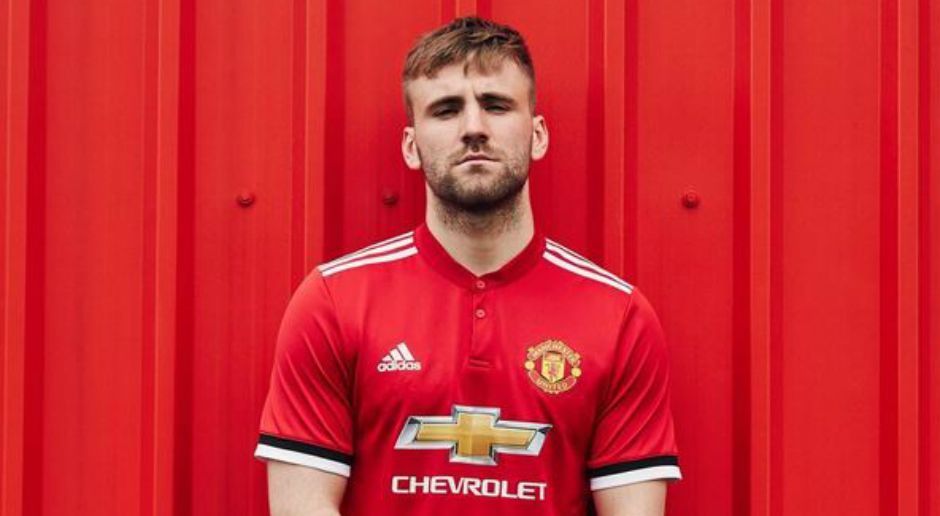 
                <strong>Manchester United - Heimtrikot 2017/2018</strong><br>
                Sensation beim neuen Heimtrikot von Manchester United: es ist rot! Spaß beiseite, das neue Home Kit der "Red Devils" sieht quasi wie das der vergangenen Saison aus, mit drei kleinen Unterschieden. Erstens befinden sich am Hals nun Knöpfe - perfekt, wenn einem United-Spieler im Old Trafford der Kragen zu platzen droht. Zweitens sind auf den Schultern nun die markanten Streifen von Hersteller Adidas zu sehen. Und drittens werden die Ärmel nun durch einen weiß-schwarzen Ring hervorgehoben. Hauptsponsor des englischen Traditionsklubs bleibt Chevrolet. Auch Uniteds Auswärtstrikot für die Spielzeit 2017/2018 ist bereits bekannt ...
              