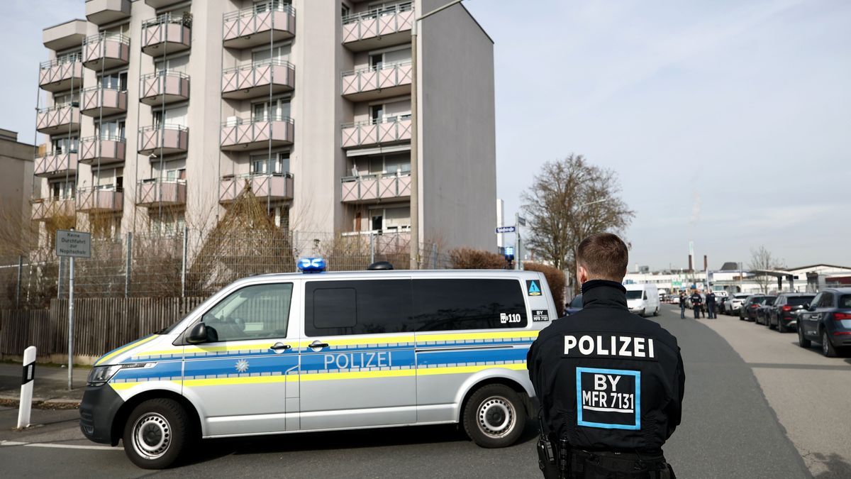 Ein Polizist steht in einer abgesperrten Straße im Nürnberger Stadtteil Werderau.