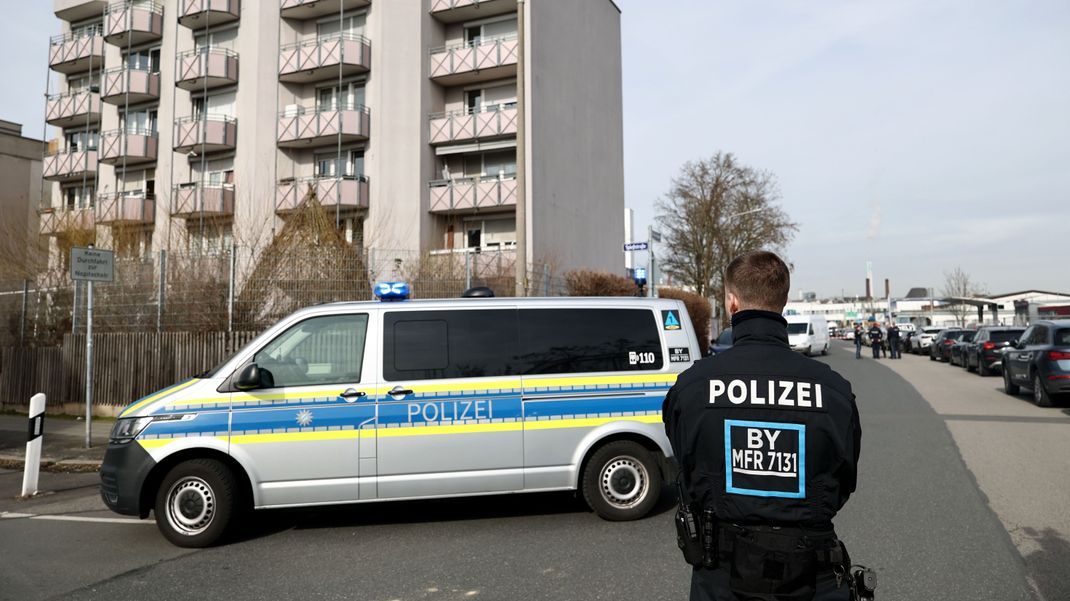 Ein Polizist steht in einer abgesperrten Straße im Nürnberger Stadtteil Werderau.