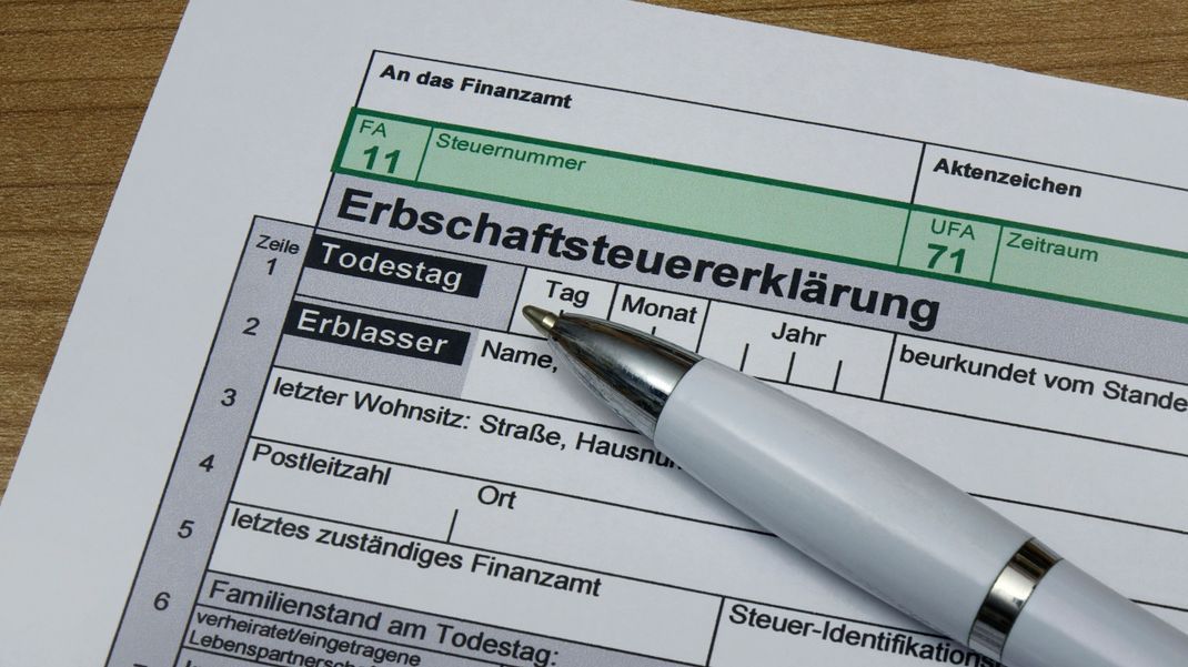 Erbschaftsteuer: In Deutschland findet seit Jahren eine Diskussion um ein gerechtes Modell der Erbschafts-Steuer statt. Je nach Verwandtschaftsgrad und Höhe des zu verteuernden Vermögens fallen 7 bis 50 Prozent Steuer an.