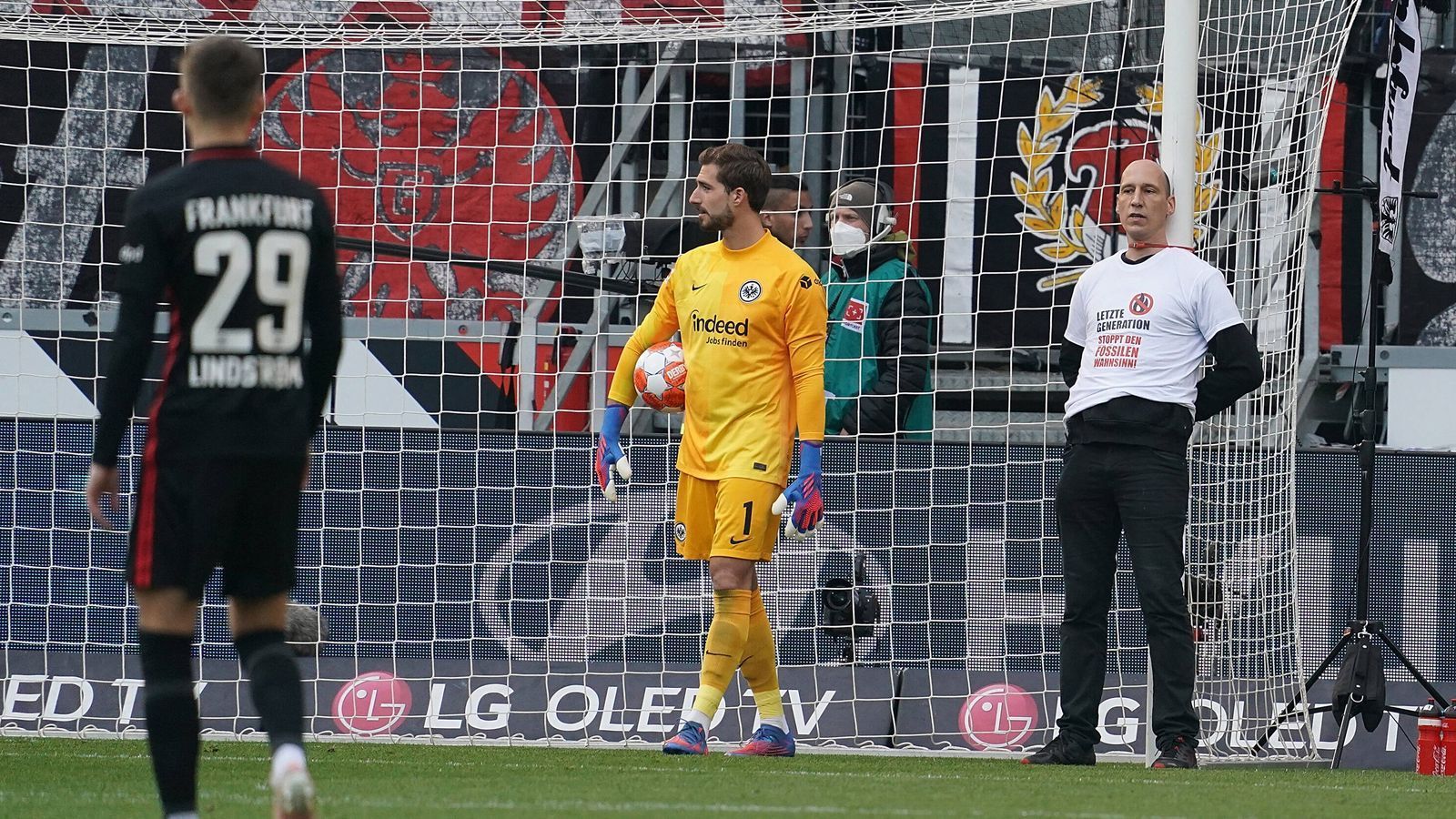 
                <strong>Protest von Umwelt-Aktivisten in Frankfurt</strong><br>
                Die beiden Männer banden sich kurz nach dem Anpfiff mit Kabelbindern an den Pfosten des Tors von Eintracht-Schlussmann Kevin Trapp.
              