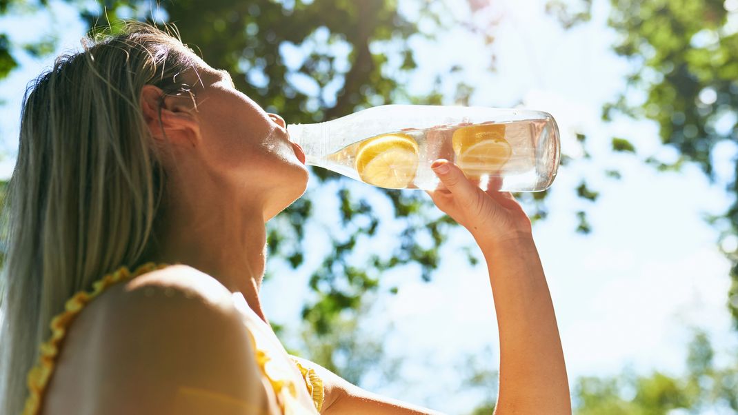 Sauer macht schlank: Zitronensaft gilt als Appetitzügler und soll die Fettverbrennung bei einer Diät unterstützen.