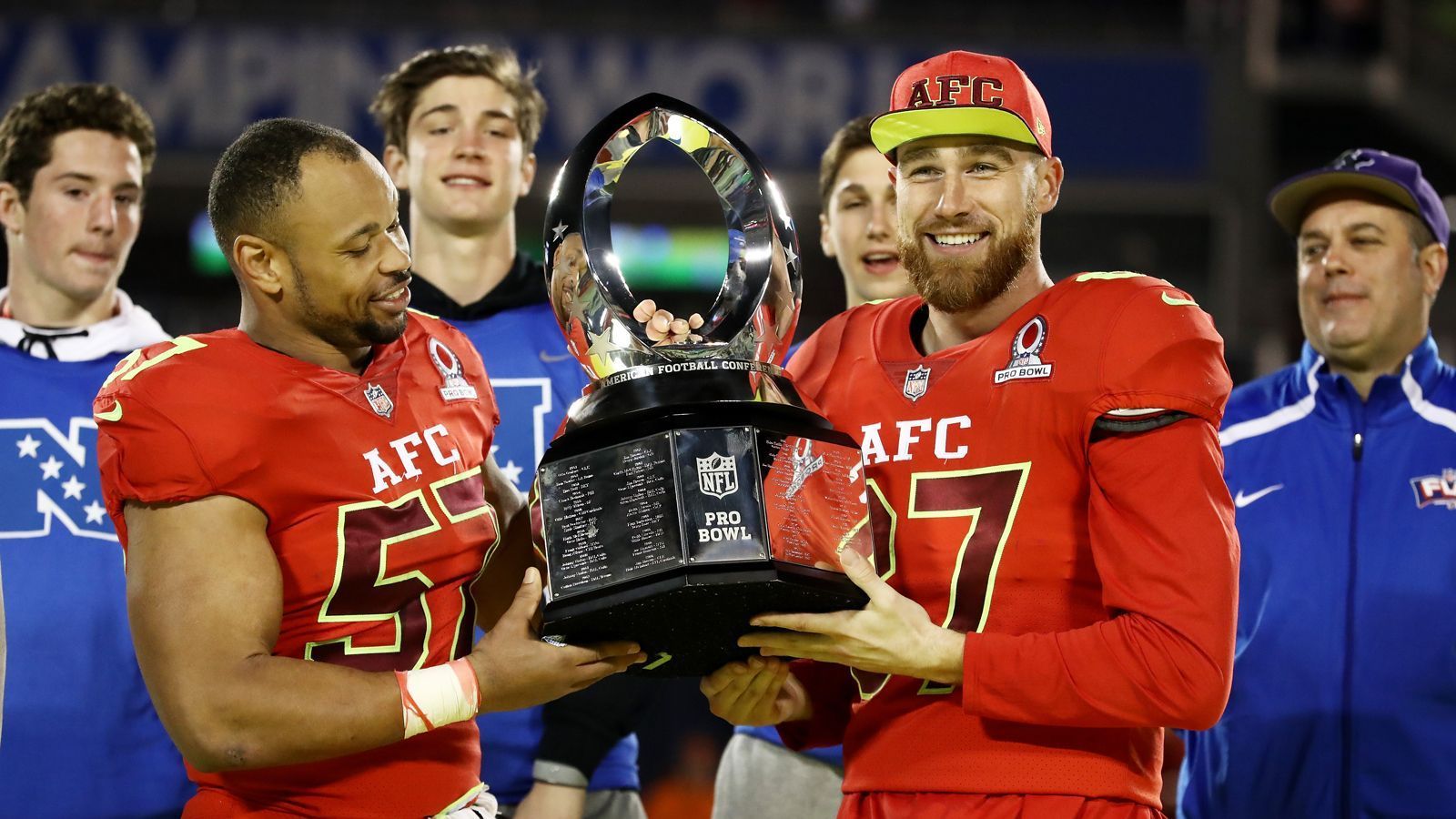 
                <strong>Travis Kelce: Auszeichnungen</strong><br>
                Kelce wurde seit 2015 jedes Jahr in den Pro Bowl gewählt. Zudem schaffte er zweimal den Sprung ins First Team All-Pro. Aber ... 
              