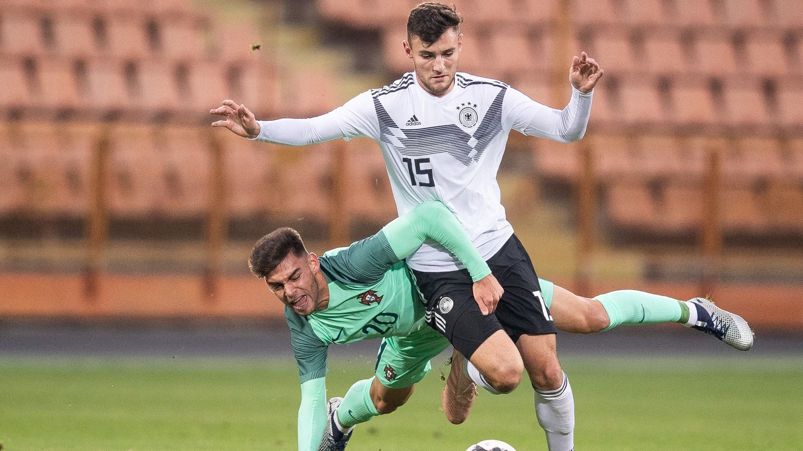 
                <strong>Maximilian Bauer </strong><br>
                Position: AbwehrAlter: 19 JahreVerein: Spvgg Greuther FürthU19-Länderspiele: 3/1 TorProfispiele: 7 Zweitligaspiele für Greuther Fürth
              