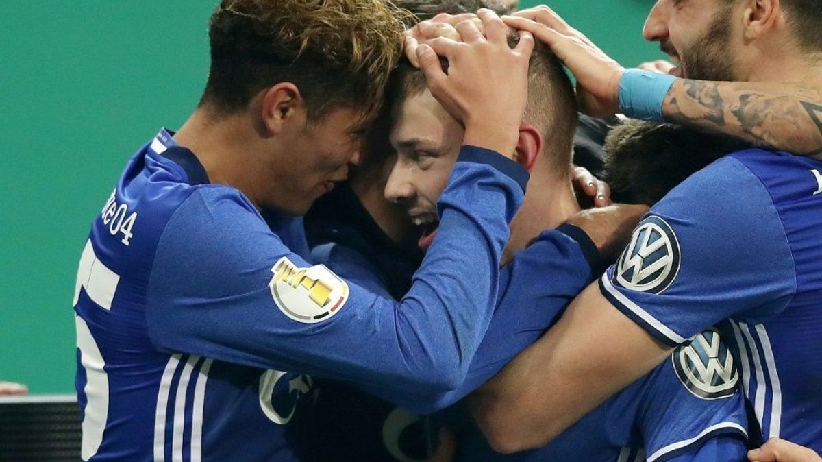 Max Meyer (M.) besorgte den Schalker Sieg per Kopf