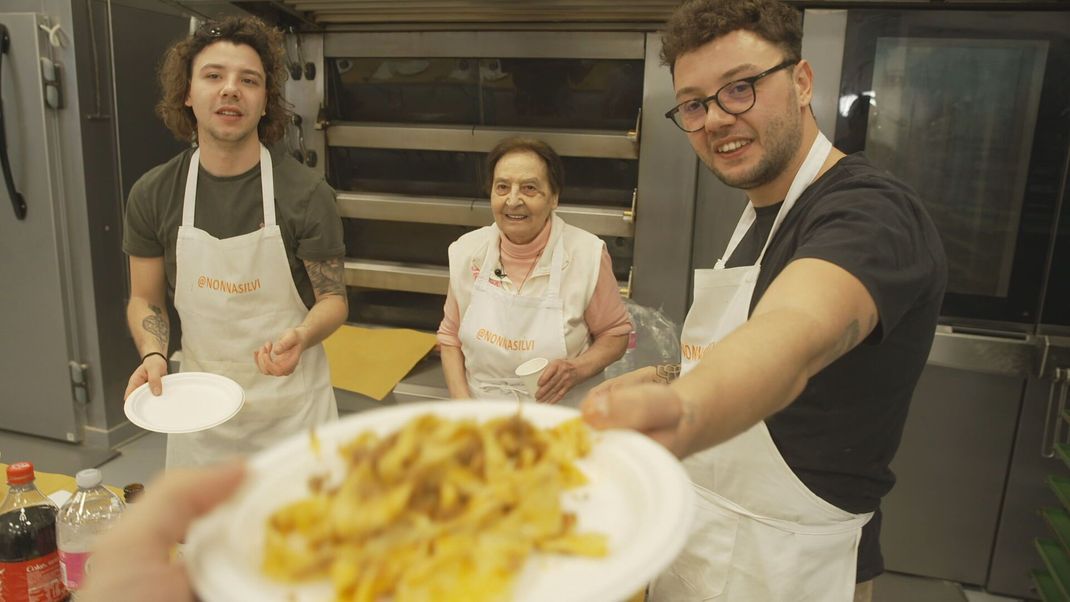 Gemüse, Tomatenmark und Hackfleisch, so kann eine italienische Version der Bolognese aussehen - zubereitet von unserer italienischen Expertin. 