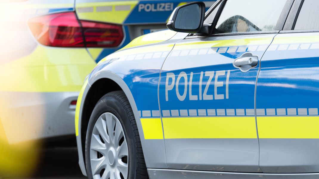 Ein Polizeiwagen auf der Straße