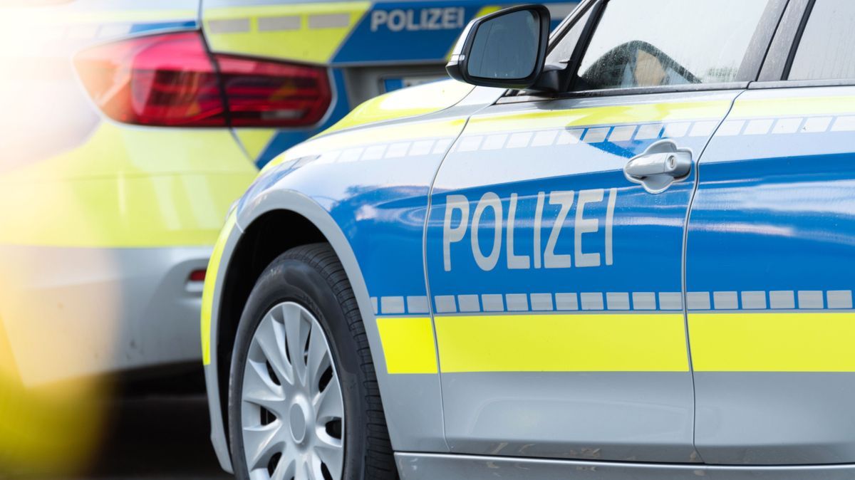 Ein Polizeiwagen auf der Straße