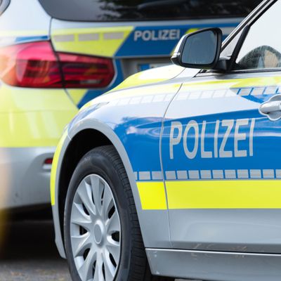 Ein Polizeiwagen auf der Straße